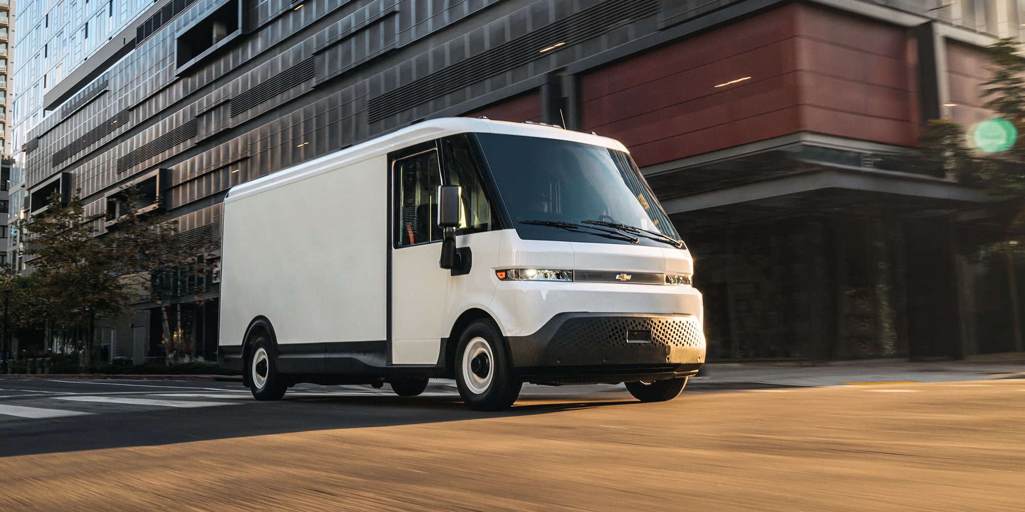 A BrightDrop Zevo driving through the center of a US city.