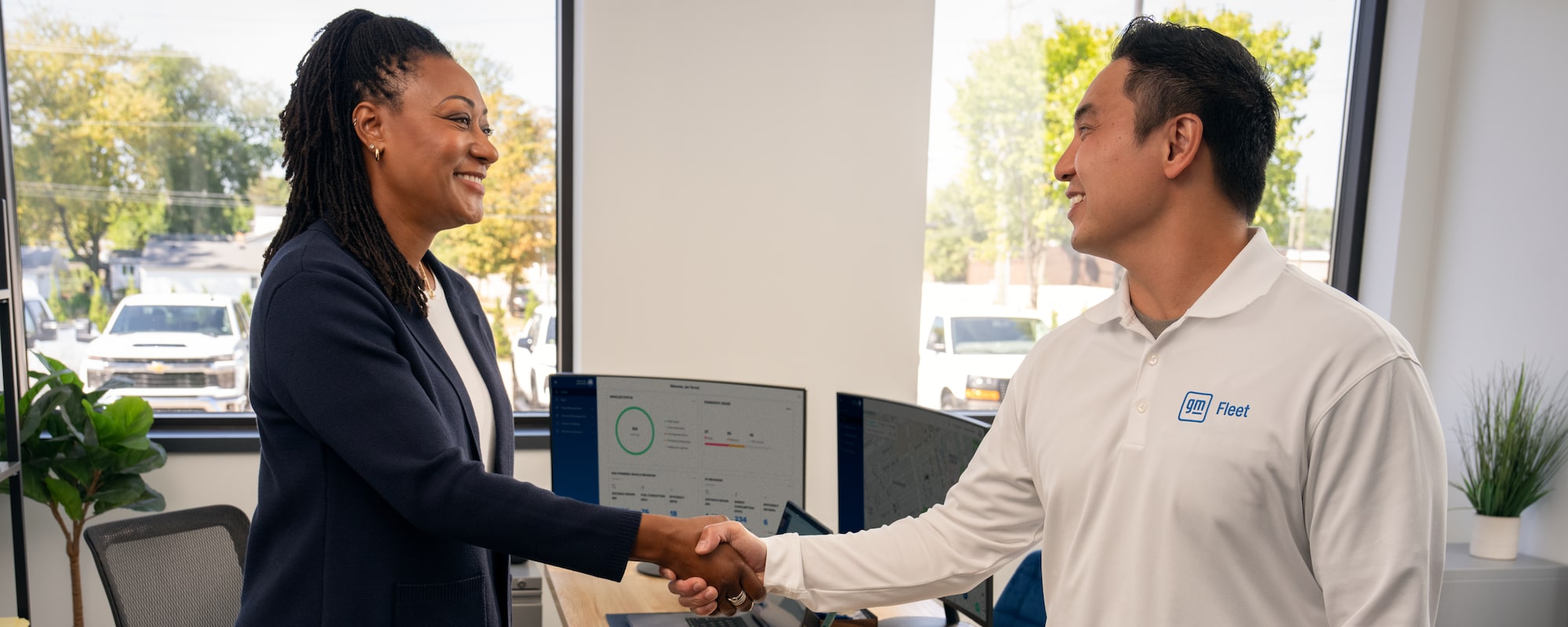 A GM Fleet associate shaking hands with a customer