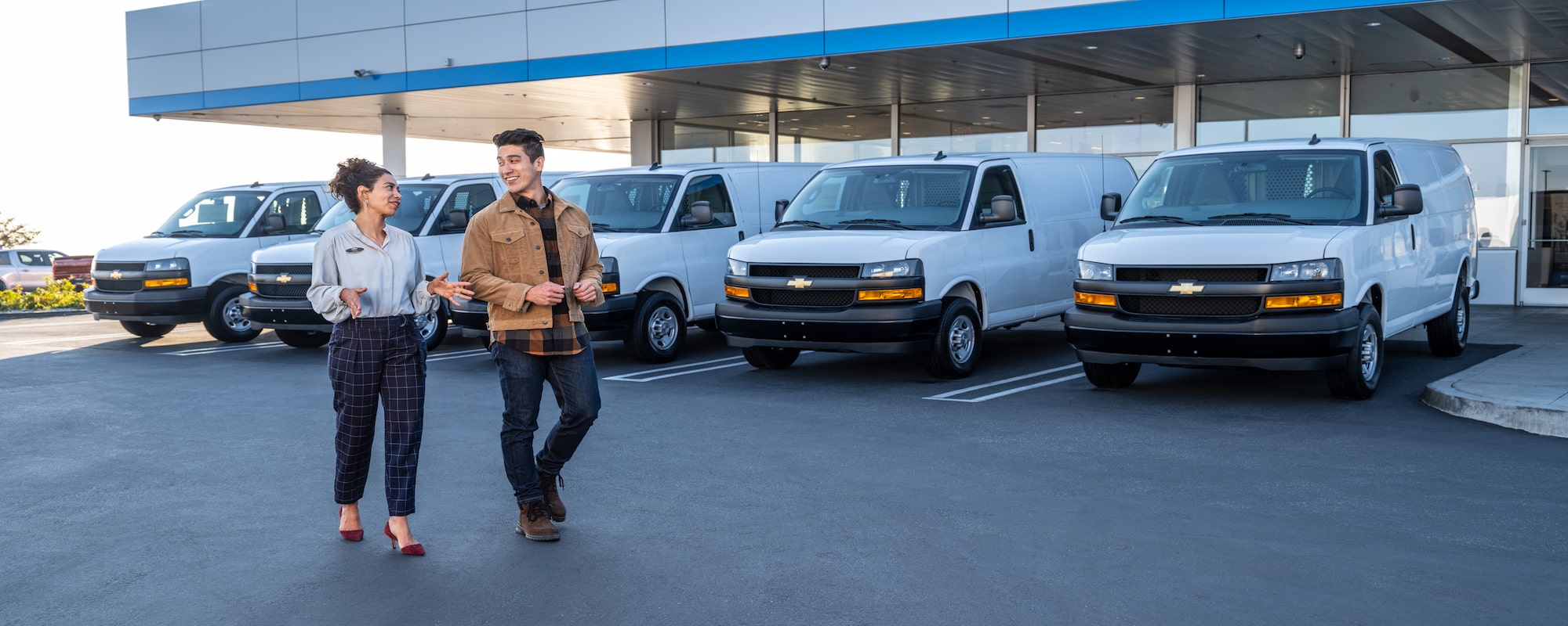 A GM Fleet service provider speaking with a customer.