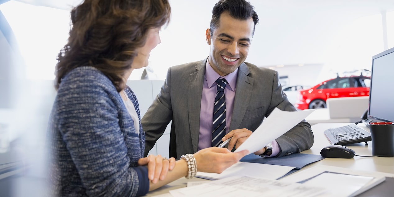 A GM Fleet finance team member working with a customer.