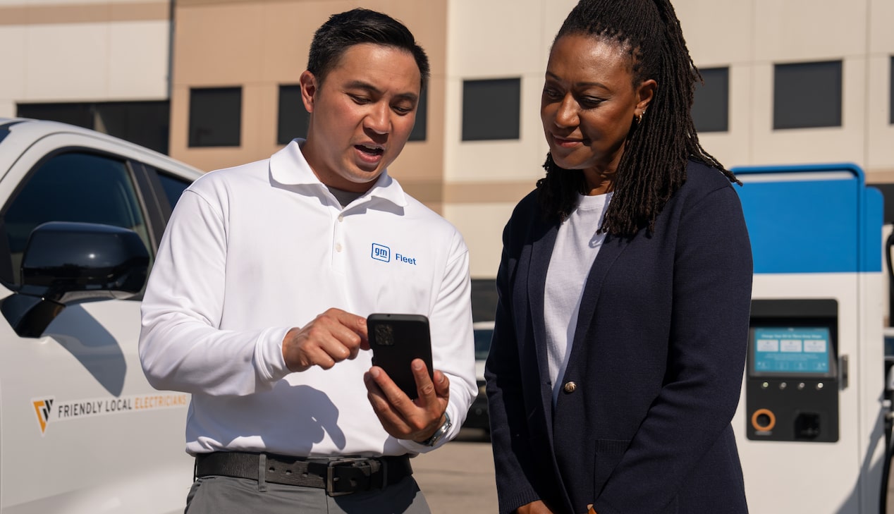 A GM Fleet specialist showing a customer the GM Fleet Connect App