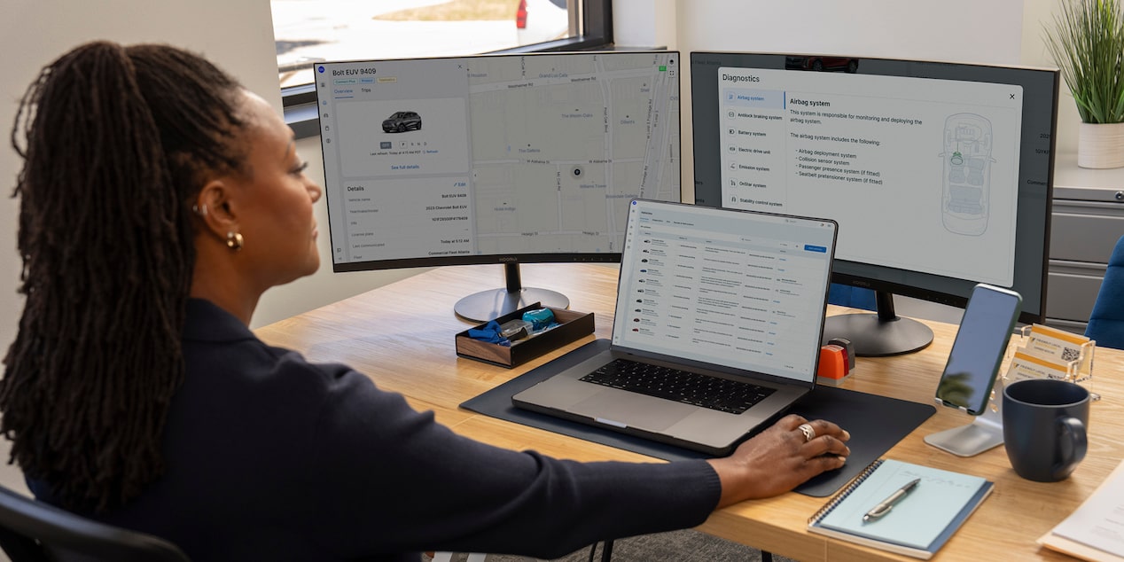 An office worker using GM Fleet Telematics
