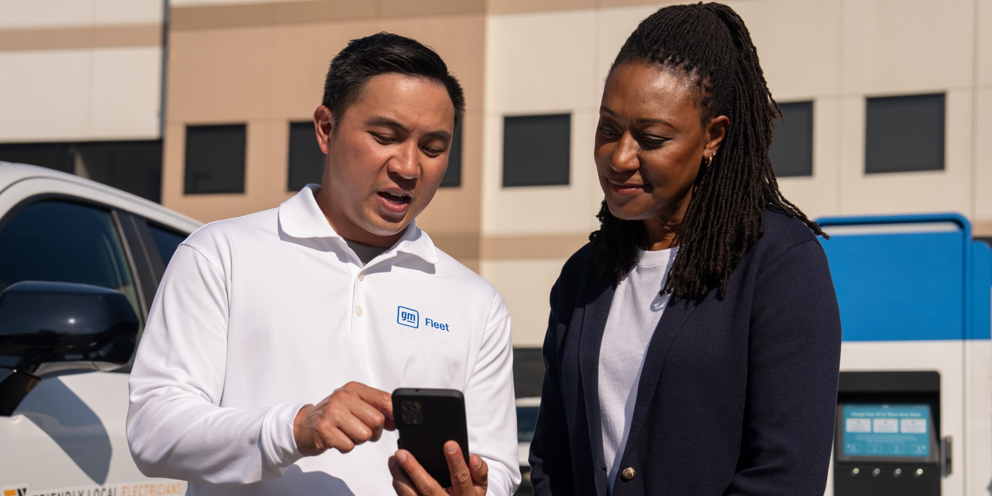 A GM Fleet specialist showing a customer the GM Fleet Connect App