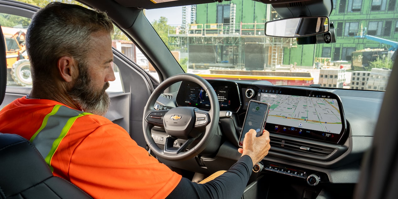 A construction worker using the GM Fleet connect app in their Chevrolet Silverado