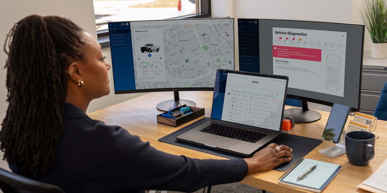 An office worker using GM Fleet Telematics